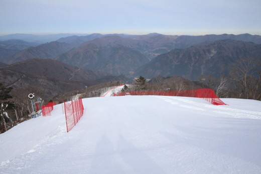 해발 1370m 가리왕산 정상에서 내려다보이는 정선알파인 경기장 코스(사진제공=문화체육관광부)