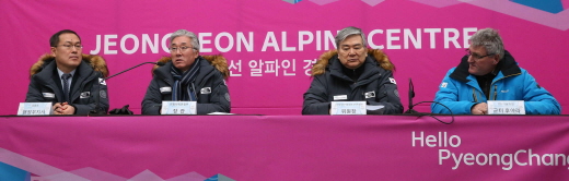 정선 알파인 경기장 개장행사에서 (왼쪽부터)김정삼 강원도 행정부지사, 김종덕 문화체육관광부 장관, 조양호 평창동계올림픽 조직위원장, 군터 후아라 FIS 기술위원이 취재진의 질문에 답하고 있다.(사진제공=문화체육관광부) 