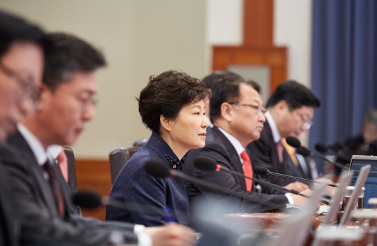 박근혜 대통령이 2일 청와대에서 열린 제5회 국무회의에서 민생안정과 경제활력 제고를 위한 법안들의 조속한 국회 처리를 촉구하고 있다.(사진제공=청와대대통령비서실)