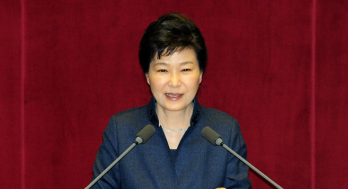 박근혜 대통령이 16일 오전 서울 여의도 국회에서 열린 본회의에서 국정에 관한 국회 연설을 하고 있다. 