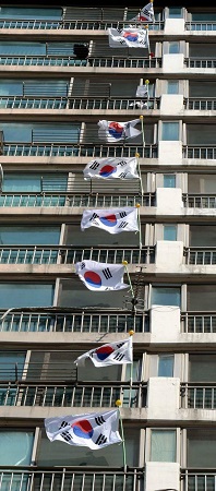 서울 성북구의 한 아파트에 걸려있는 3.1절 기념 태극기들(사진=독자제보)