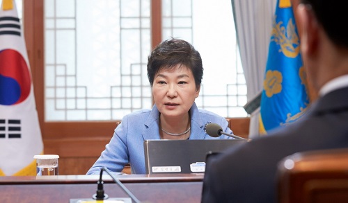 박근혜 대통령이 오전 청와대 수석비서관회의에서 총선 대결로 법안 처리를 미룬 국회를 비판했다(사진제공=청와대)
