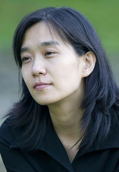 소설가 한강···"한국인 최초 맨부커상" 기사 이미지
