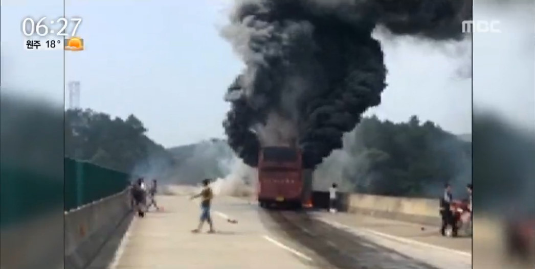 중국, 고속도로 관광버스 폭발사고 35명 사망 기사 이미지