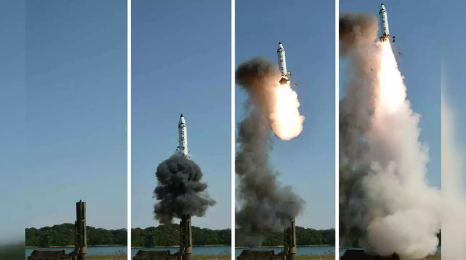 북한, 북극성 2형 시험발사 또 성공···"김정은 실전배치 승인" 기사 이미지